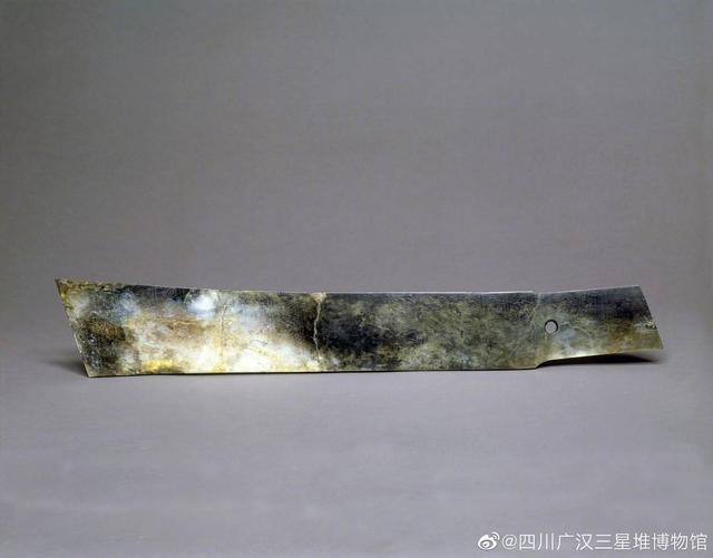 祭山图玉边璋（图源四川广汉三星堆博物馆官方微博）