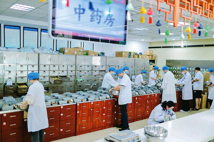 中药房里的医生在忙碌抓药。（受访者供图）