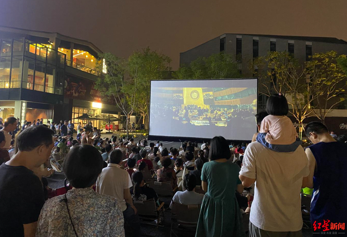 ▲市民观看“坝坝电影”