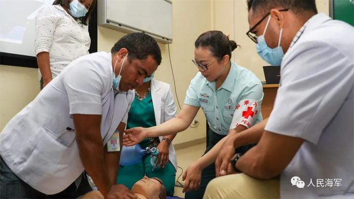 ▲和平方舟号医疗专家正在为东帝汶国立医院医护人员进行实操讲解 黎宇 摄