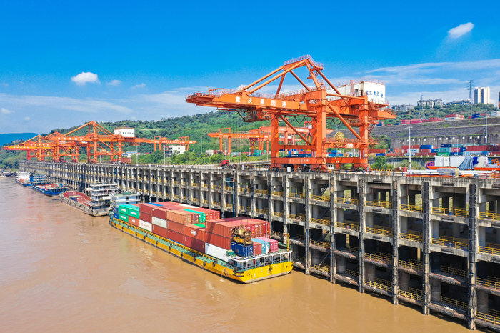 果园港集装箱码头。通讯员 蓝天 摄