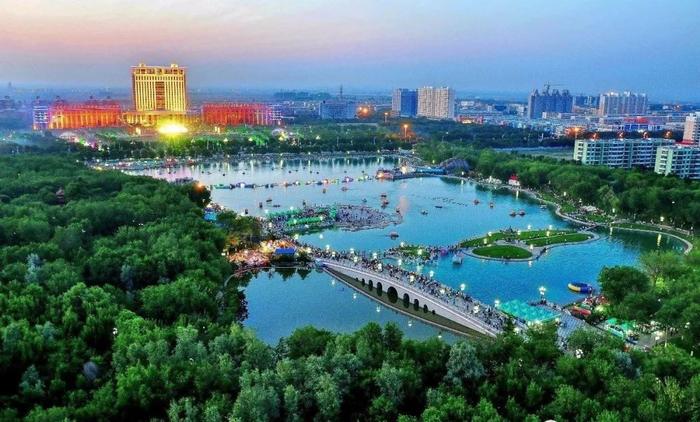 ▲军垦之城石河子市一瞥。(闫会作 供图)