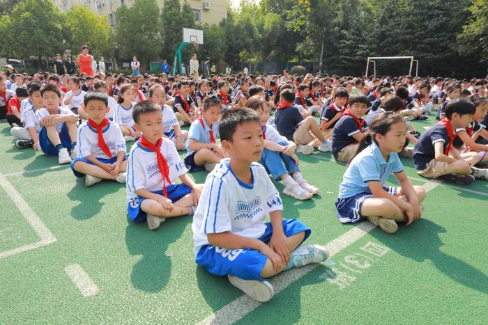 (演练中,学生们有序疏散至操场)