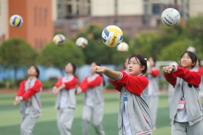 9月15日，江西省宜春市上高县锦阳中学的学生在“阳光大课间”时间练习排球。通讯员 陈旗海 摄