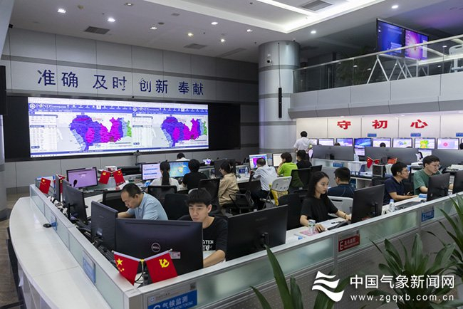 深圳市气象局预警预报服务大厅灯火通明，各岗位严阵以待。深圳市气象局供图