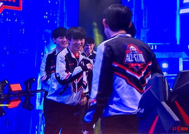 电竞选手赛后双方击拳致意 资料图