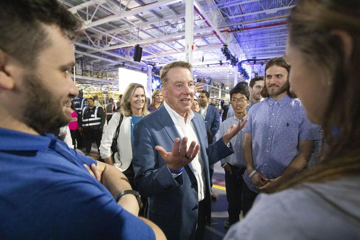 ▲比尔·福特（中）