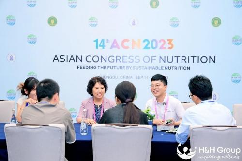 　　中国营养学会理事长杨月欣与参会讲者和代表见面