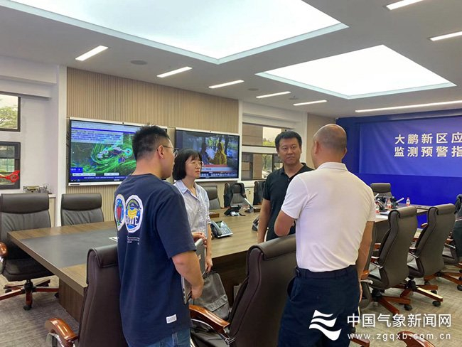 追风三人组在大鹏新区应急指挥中心向区应急局负责人汇报台风情况。深圳市气象局供图