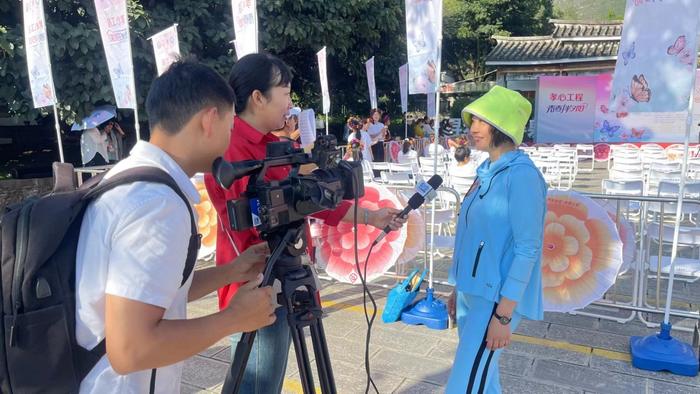 余云志现场接受媒体采访并分享自己的孝心故事