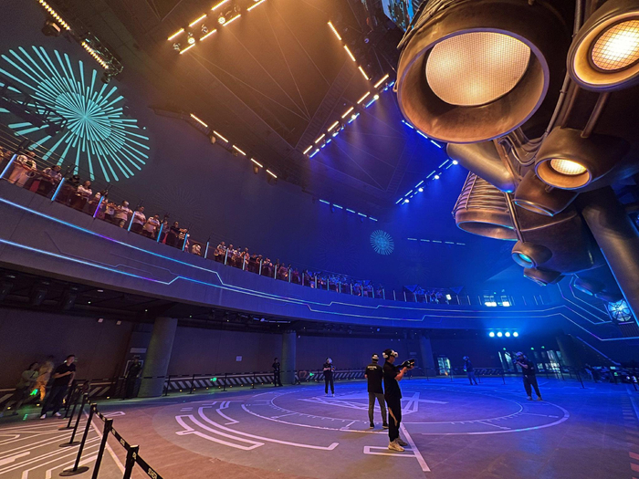 服贸会SoReal元宇宙乐园内，游戏玩家向观众展示VR竞技游戏  新华社记者 卢哲 摄