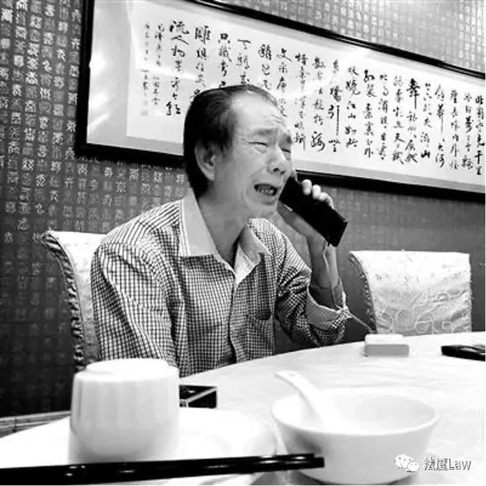 昨天中午，区伯在广州海珠区一家酒楼接受媒体采访，说到激动处不禁哽咽 摄影/嵇国华