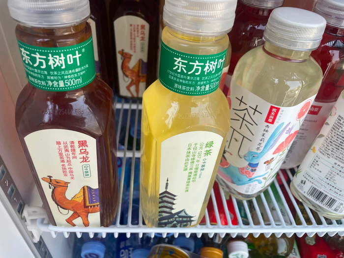 北京市某地区商家冷柜中售卖的东方树叶。