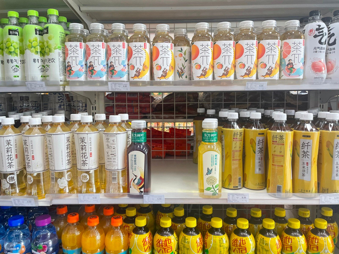 北京大兴机场某便利店，东方树叶的产品很少。