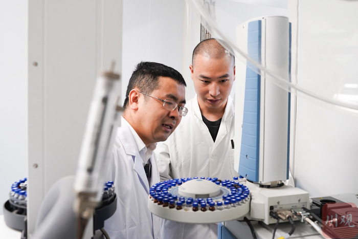 岳池医药孵化中心研发楼实验室内，四川仁安药业有限责任公司的医药工程师们正在进行实验。吴迪/摄