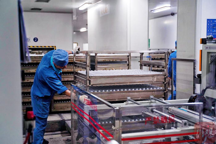 四川科伦药业股份有限公司广安分公司0.9％氯化钠注射液生产车间。 吴迪/摄