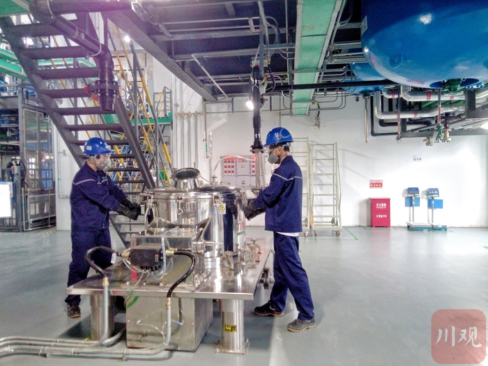 四川普康药业有限公司生产车间工作场景。 吴迪/摄
