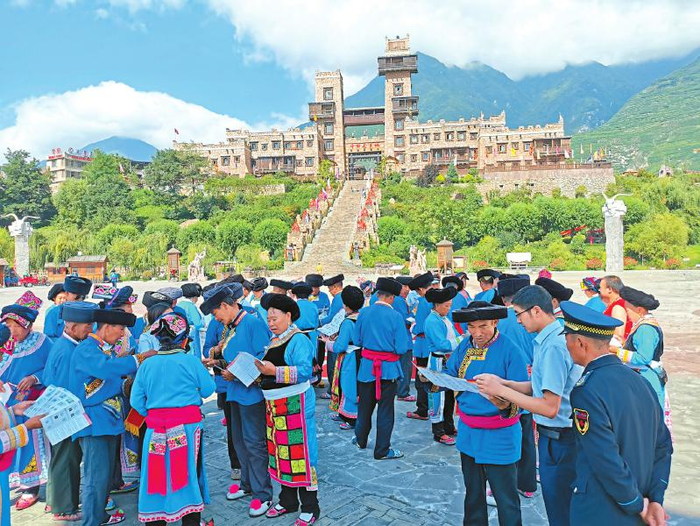 金融机构在“中国古羌城”开展金融知识宣传。图片由人行阿坝州分行提供