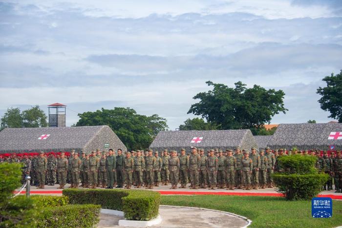 　　9月16日，“和平天使-2023”中柬卫勤联合演习部队在柬埔寨首都金边等候检阅。新华社发
