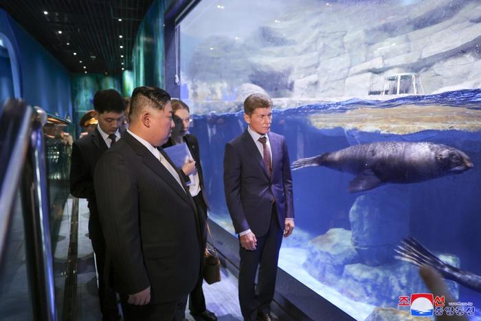 9月17日,金正恩参观滨海海洋水族馆。(图:朝中社)