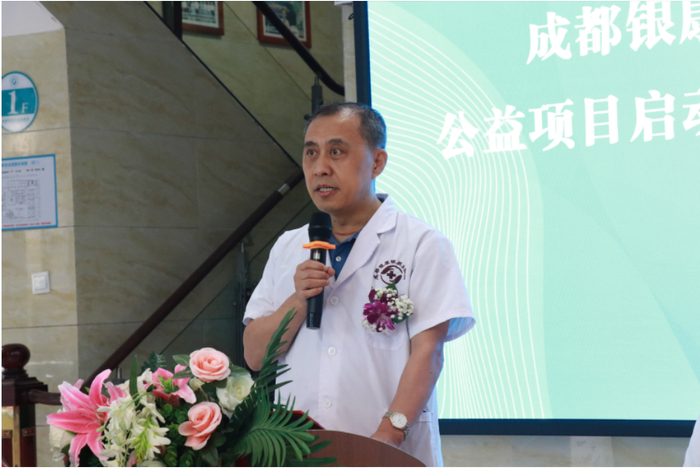 周开华教授,黄淑英院长,戴礼主任,肖建华主任,门诊主任王艳琼,李广祥