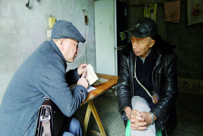     2015年春，本文作者（左）在采访77岁的聂勋文。