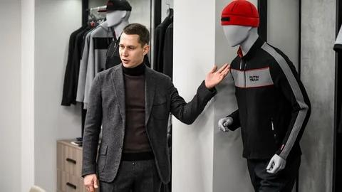 　▲希什金在“普京团队”门店展示其服装