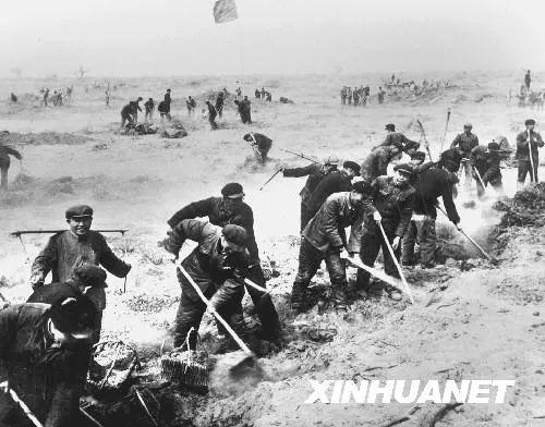 ▲1960年初,新疆生产建设兵团一师进入塔里木盆地开垦荒芜的戈壁滩。(图片来源:新华网)