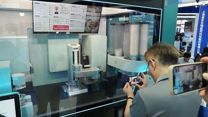 无人值守的机器人咖啡厅正在为消费者制作咖啡
