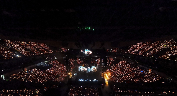 （图为刘若英在广州举办“飞行日”巡回演唱会演出现场震撼舞美）