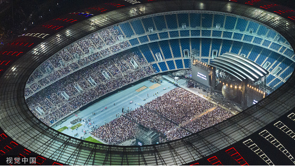 （图为周杰伦在天津举办“嘉年华”巡回演唱会）