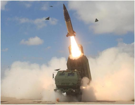 “海马斯”火箭炮发射“陆军战术导弹” 资料图 图源：外媒