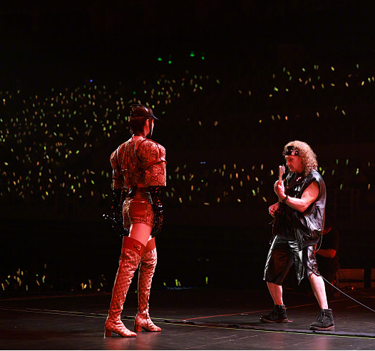 （图为李宇春个人巡演成都站现场，歌手与嘉宾互动）