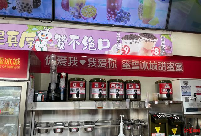 成都某蜜雪冰城门店的原料茶桶 图源：程璐洋/摄