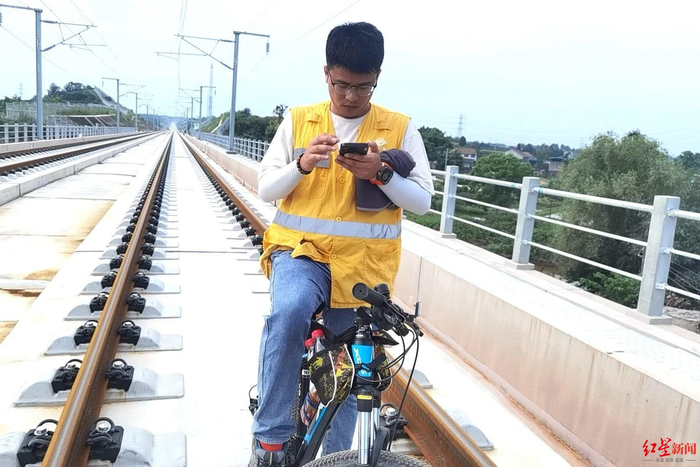 ▲队员正在通过无人机排查