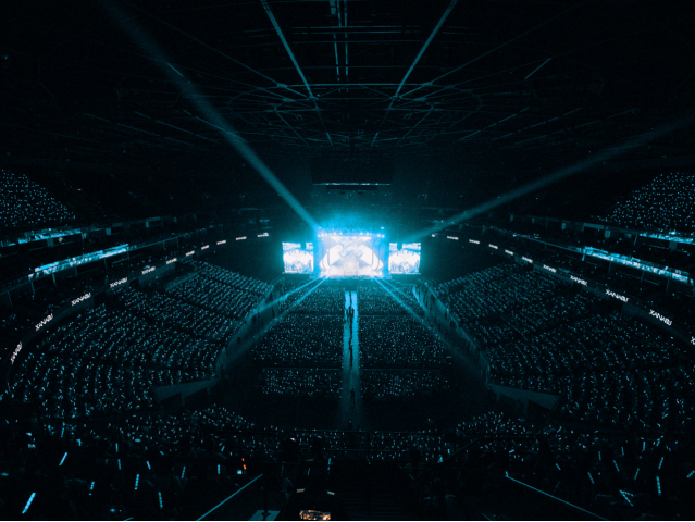 （图为刘雨昕“仙那度”巡回演唱会上海站演出现场观众云集）