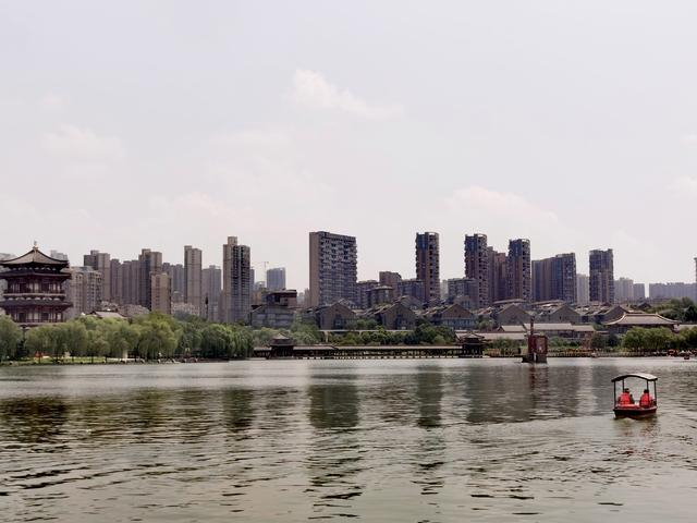 西安宣布进一步优化调整限购范围，二环以外区域取消限购。新京报记者 陈哲婉 摄