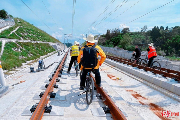 ▲成宜高铁线上的“骑行队”