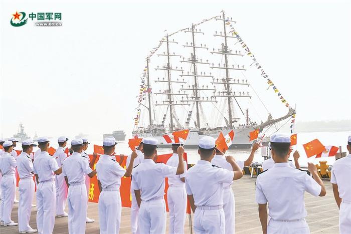 中方官兵列队欢迎秘鲁海军“联合”号风帆训练舰访沪。耿海鹏 摄 （图片转自中国军网）