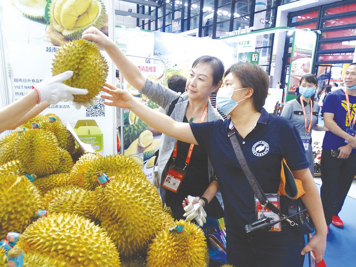     观众在挑选越南榴莲
