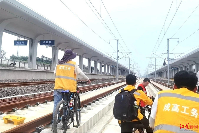 ▲成宜高铁线上的“骑行队”