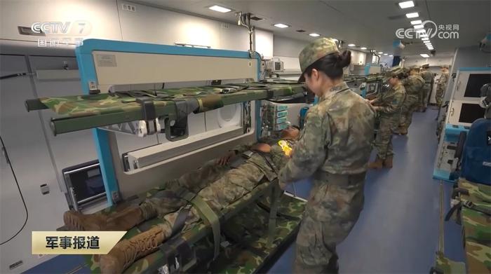 图片说明:运-9医疗救护机机舱内分为四个区 央视截图