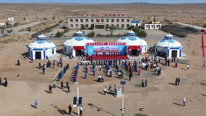 一大早,阿左旗银根苏木的牧民们身着节日盛装,相聚在苏木镇所在地