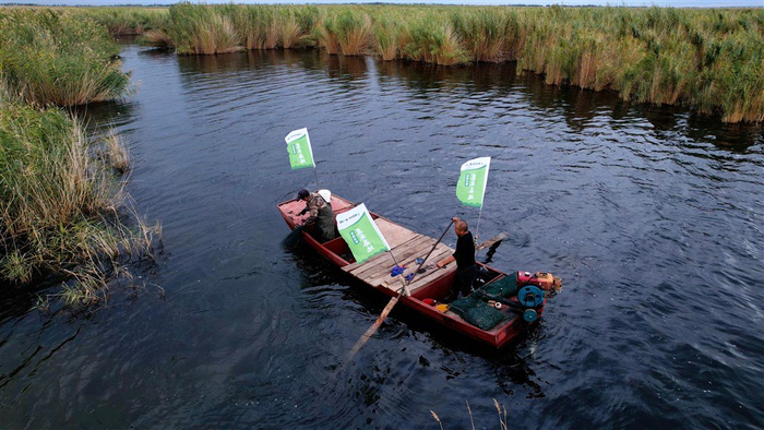 ▲美团买菜新疆雪蟹直采基地内，工作人员正在捕蟹。拍摄：邓静