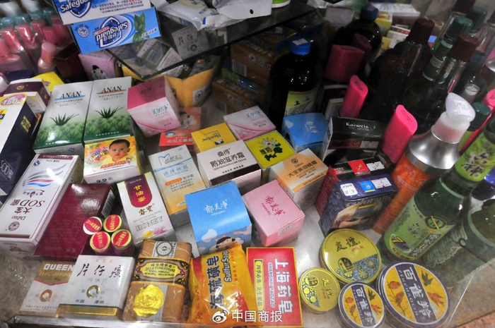 图为某商店内在售的老牌国货。（图片由CNSPHOTO提供）