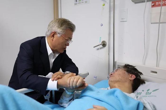 9月19日下午，韩国首尔，文在寅在医院探望李在明。图/视觉中国
