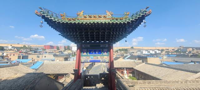 在榆林古城的万佛楼东望，远处的一条黄色地带为修复后的古城墙。图/新京报记者 肖隆平摄