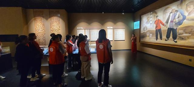 9月5日，游客参观陕北民歌博物馆，正聆听一位民歌演唱者演唱。图/新京报记者 肖隆平摄