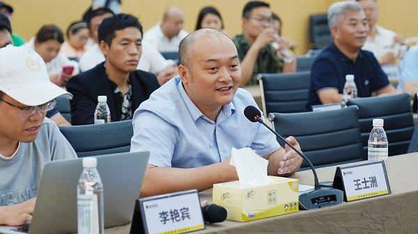 图注：河南省连锁经营协会咖饮专委会秘书长王士洲 发表讲话