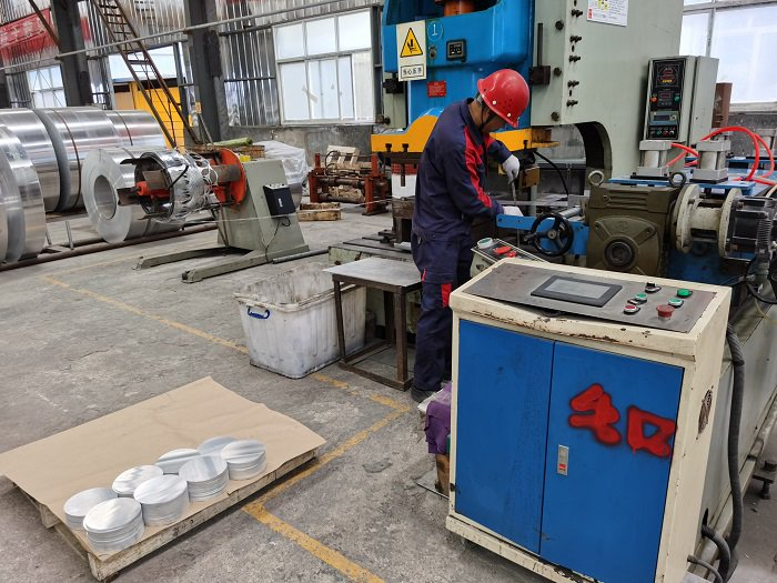 贵州莹月帆铝制品有限公司铝圆片生产线。管云 摄